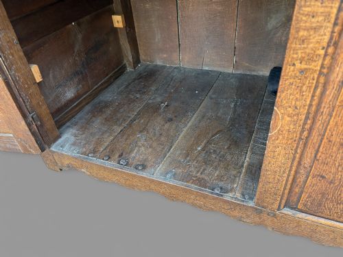 A GOOD 18TH CENTURY SERVING DRESSER IN OAK - ADDITIONAL PHOTO 6