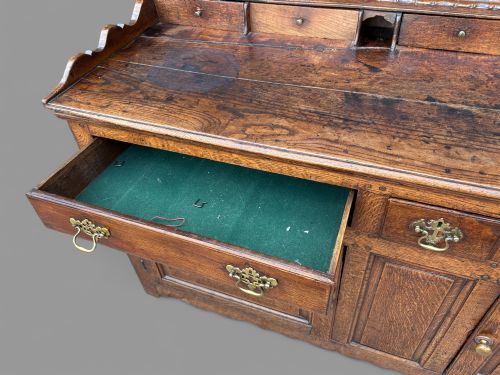A GOOD 18TH CENTURY SERVING DRESSER IN OAK - ADDITIONAL PHOTO 7