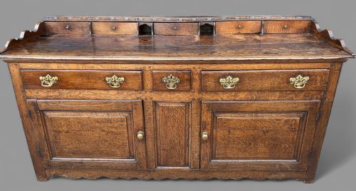 A GOOD 18TH CENTURY SERVING DRESSER IN OAK - ADDITIONAL PHOTO 8