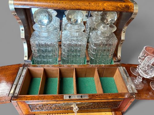 A VICTORIAN OAK CASED TANTALUS IN EXCELLENT CONDITION - ADDITIONAL PHOTO 2