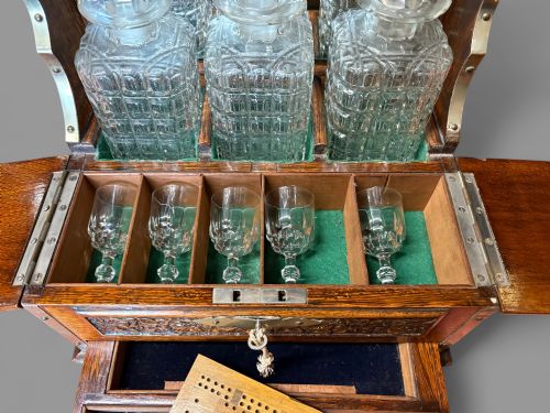A VICTORIAN OAK CASED TANTALUS IN EXCELLENT CONDITION - ADDITIONAL PHOTO 4
