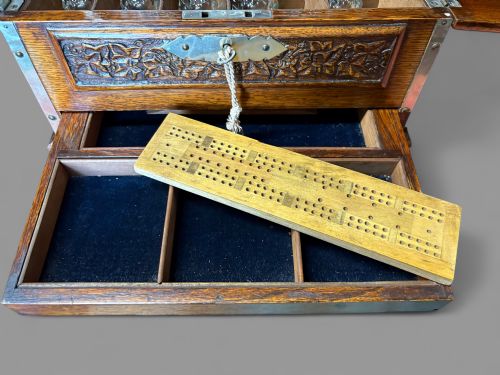 A VICTORIAN OAK CASED TANTALUS IN EXCELLENT CONDITION - ADDITIONAL PHOTO 5