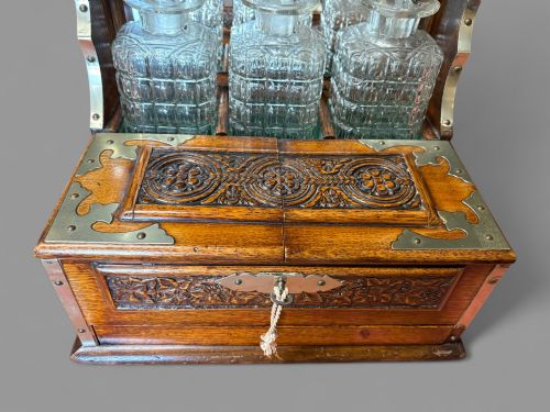 A VICTORIAN OAK CASED TANTALUS IN EXCELLENT CONDITION - ADDITIONAL PHOTO 6