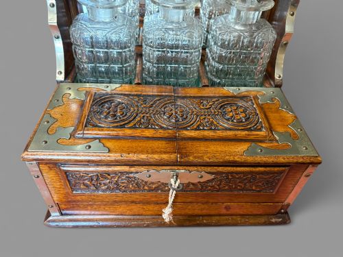 A VICTORIAN OAK CASED TANTALUS IN EXCELLENT CONDITION - ADDITIONAL PHOTO 7