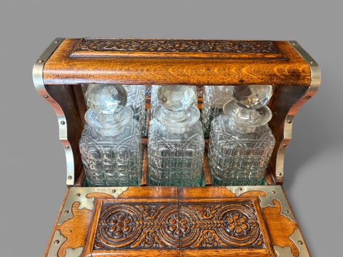 A VICTORIAN OAK CASED TANTALUS IN EXCELLENT CONDITION - ADDITIONAL PHOTO 8
