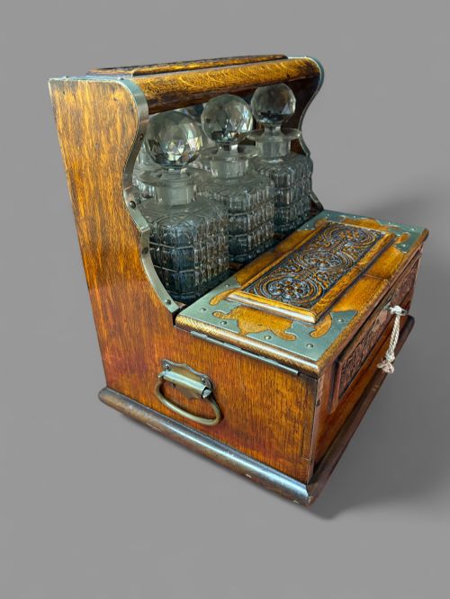 A VICTORIAN OAK CASED TANTALUS IN EXCELLENT CONDITION - ADDITIONAL PHOTO 9