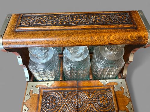 A VICTORIAN OAK CASED TANTALUS IN EXCELLENT CONDITION - ADDITIONAL PHOTO 12