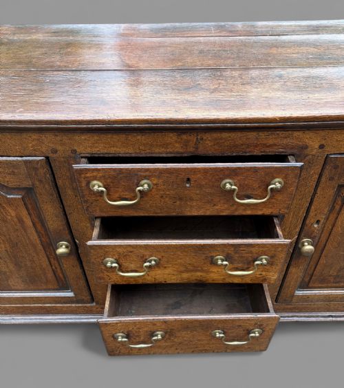 A GOOD 18TH CENTURY SERVING DRESSER IN OAK - ADDITIONAL PHOTO 2