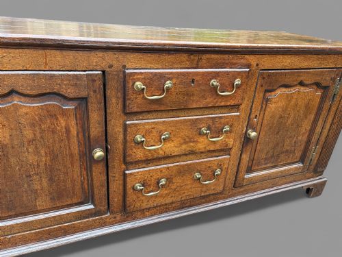 A GOOD 18TH CENTURY SERVING DRESSER IN OAK - ADDITIONAL PHOTO 4