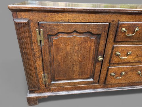 A GOOD 18TH CENTURY SERVING DRESSER IN OAK - ADDITIONAL PHOTO 5