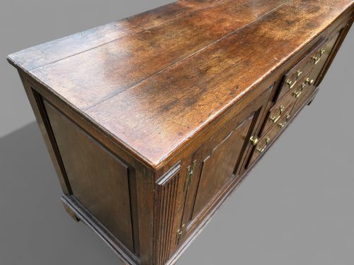 A GOOD 18TH CENTURY SERVING DRESSER IN OAK - ADDITIONAL PHOTO 6