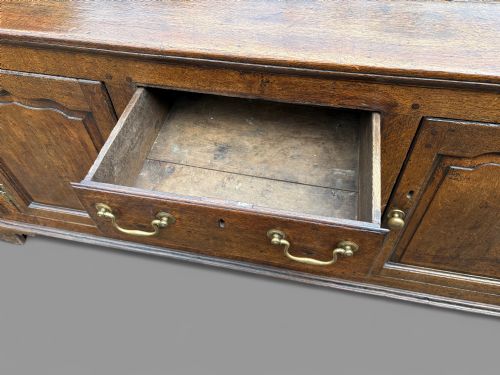A GOOD 18TH CENTURY SERVING DRESSER IN OAK - ADDITIONAL PHOTO 8