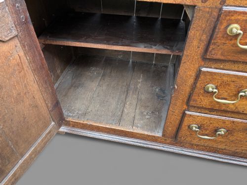 A GOOD 18TH CENTURY SERVING DRESSER IN OAK - ADDITIONAL PHOTO 9