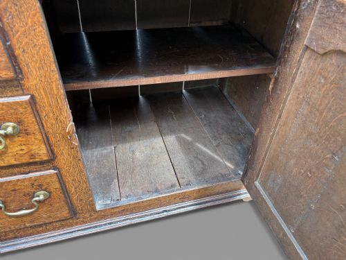 A GOOD 18TH CENTURY SERVING DRESSER IN OAK - ADDITIONAL PHOTO 10