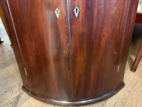 A FINE GEORGIAN MAHOGANY CORNER CUPBOARD - ADDITIONAL PHOTO 3