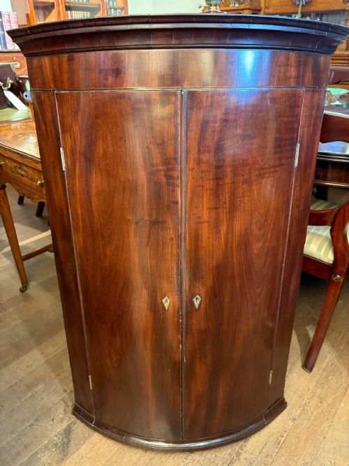 A FINE GEORGIAN MAHOGANY CORNER CUPBOARD