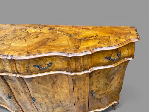 AN IMPOSING BURR WALNUT SIDEBOARD - ADDITIONAL PHOTO 3
