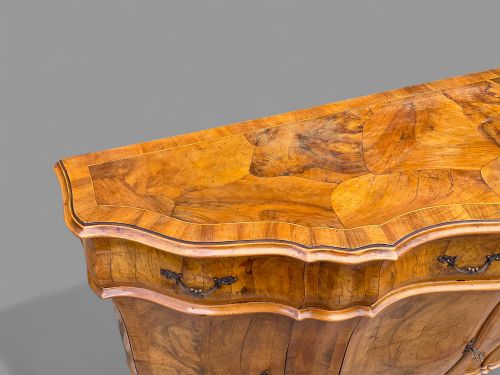 AN IMPOSING BURR WALNUT SIDEBOARD - ADDITIONAL PHOTO 5