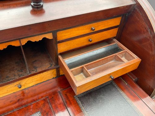 A VERY IMPRESSIVE AND LARGE 19TH CENTURY CYLINDER DESK - ADDITIONAL PHOTO 4