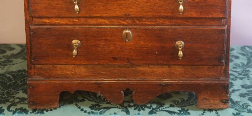 A SMALL OAK CHEST CUPBOARD GEORGIAN - ADDITIONAL PHOTO 1