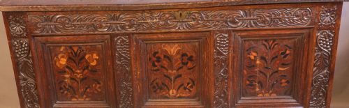 A VERY RARE LARGE OAK COFFER WITH INLAID PANELS LEEDS AREA - ADDITIONAL PHOTO 1
