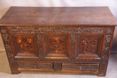 A VERY RARE LARGE OAK COFFER WITH INLAID PANELS LEEDS AREA - ADDITIONAL PHOTO 10
