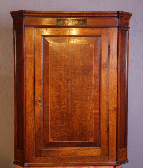 AN 18TH C OAK CORNER CUPBOARD