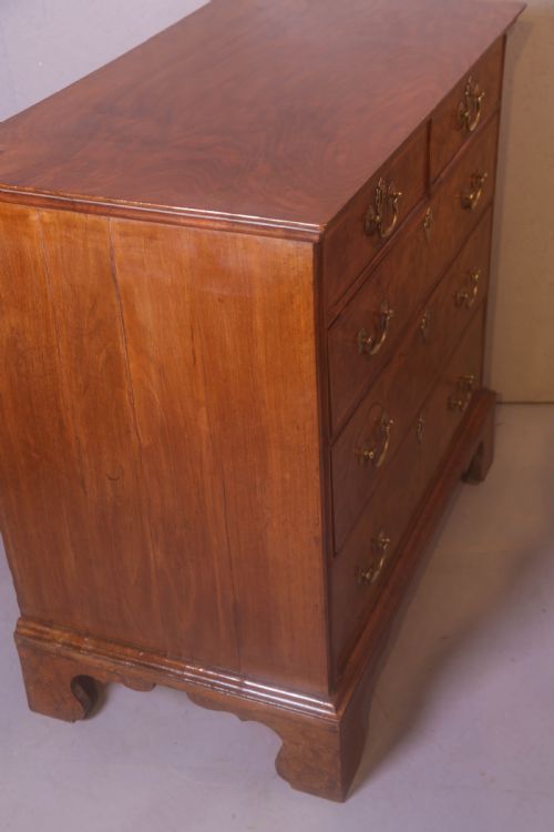 A GEORGE I WALNUT CHEST OF DRAWERS 2 OVER 3 - ADDITIONAL PHOTO 1