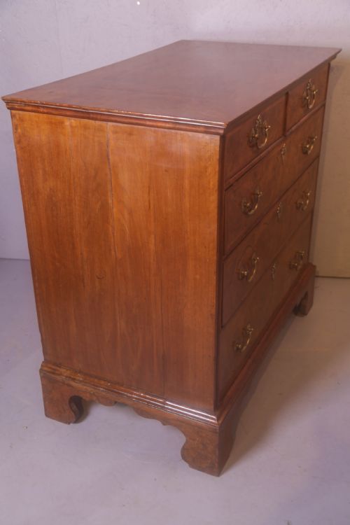 A GEORGE I WALNUT CHEST OF DRAWERS 2 OVER 3 - ADDITIONAL PHOTO 2