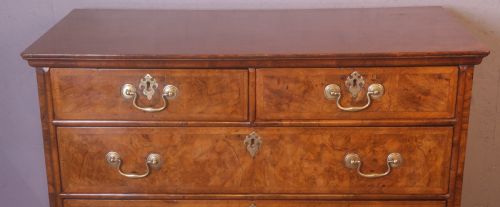 A GEORGE I WALNUT CHEST OF DRAWERS 2 OVER 3 - ADDITIONAL PHOTO 3