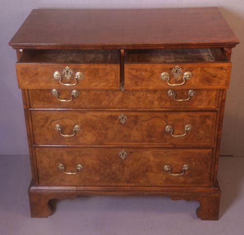 A GEORGE I WALNUT CHEST OF DRAWERS 2 OVER 3 - ADDITIONAL PHOTO 5