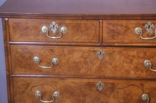 A GEORGE I WALNUT CHEST OF DRAWERS 2 OVER 3 - ADDITIONAL PHOTO 7
