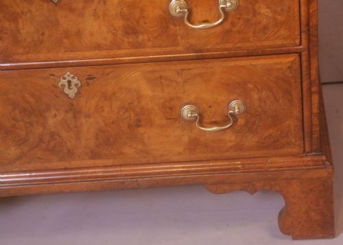 A GEORGE I WALNUT CHEST OF DRAWERS 2 OVER 3 - ADDITIONAL PHOTO 8