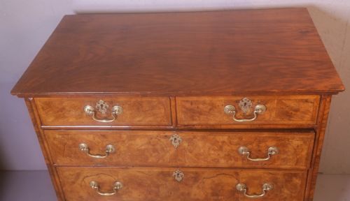 A GEORGE I WALNUT CHEST OF DRAWERS 2 OVER 3 - ADDITIONAL PHOTO 10