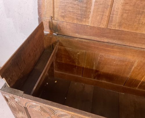 A 17TH CENTURY OAK BLANKET BOX ALL ORIGINAL RARE CARVED PANEL - ADDITIONAL PHOTO 4