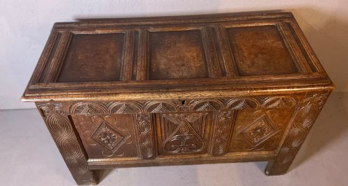 A 17TH CENTURY OAK BLANKET BOX ALL ORIGINAL RARE CARVED PANEL - ADDITIONAL PHOTO 6