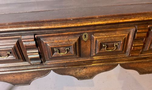 A VERY GOOD LATE 17TH C OAK SERVING DRESSER - ADDITIONAL PHOTO 5