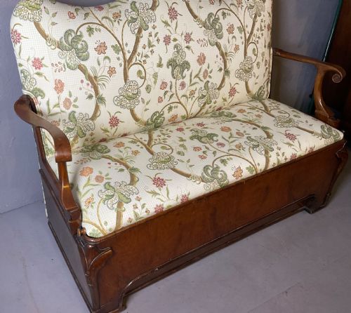 A VERY RARE QUEEN ANNE PERIOD ENGLISH WALNUT SETTEE - ADDITIONAL PHOTO 3