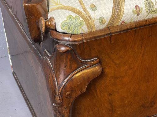 A VERY RARE QUEEN ANNE PERIOD ENGLISH WALNUT SETTEE - ADDITIONAL PHOTO 5