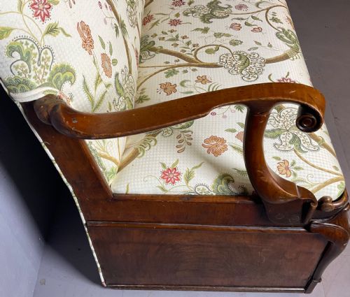 A VERY RARE QUEEN ANNE PERIOD ENGLISH WALNUT SETTEE - ADDITIONAL PHOTO 6