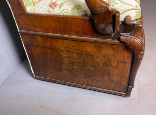 A VERY RARE QUEEN ANNE PERIOD ENGLISH WALNUT SETTEE - ADDITIONAL PHOTO 7