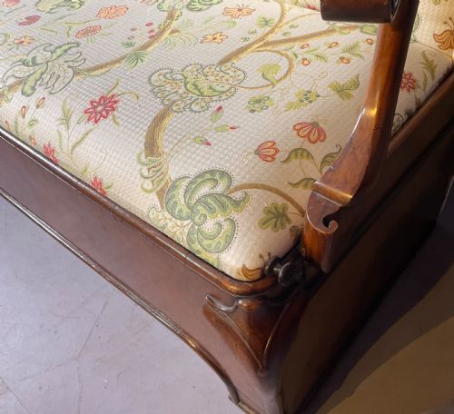 A VERY RARE QUEEN ANNE PERIOD ENGLISH WALNUT SETTEE - ADDITIONAL PHOTO 8