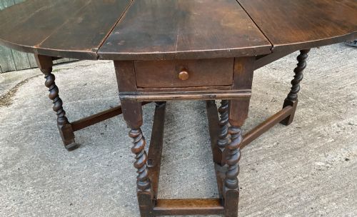 A SUPER LARGE 17TH C GATE TABLE IN OAK SEAT 8 - ADDITIONAL PHOTO 4
