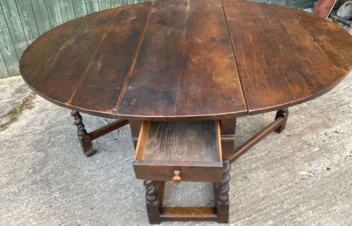 A SUPER LARGE 17TH C GATE TABLE IN OAK SEAT 8 - ADDITIONAL PHOTO 8
