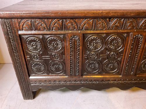 SUPER 17TH C COFFER ALL ORIGINAL CARVING - ADDITIONAL PHOTO 2