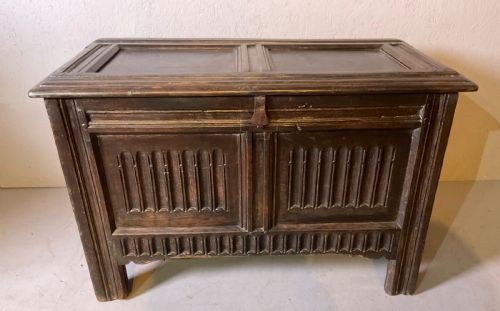 A NICE SMALL 17TH C COFFER LINEN FOLD PANEL