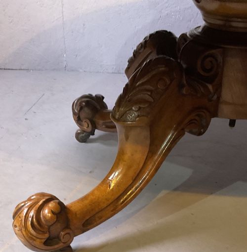 A BURR WALNUT VICTORIAN COFFEE TABLE - ADDITIONAL PHOTO 6