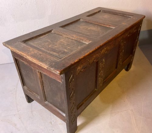 A 17TH CENTURY OAK COFFER CARVED - ADDITIONAL PHOTO 5