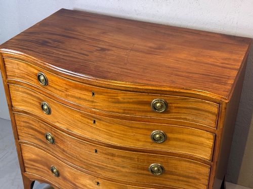 A GEORGIAN SERPENTINE CHEST OF DRAWERS IN MAHOGANY - ADDITIONAL PHOTO 2