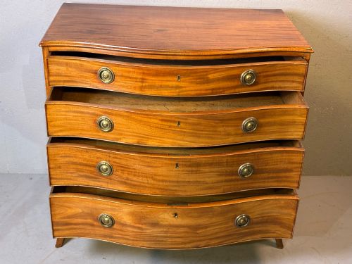 A GEORGIAN SERPENTINE CHEST OF DRAWERS IN MAHOGANY - ADDITIONAL PHOTO 5